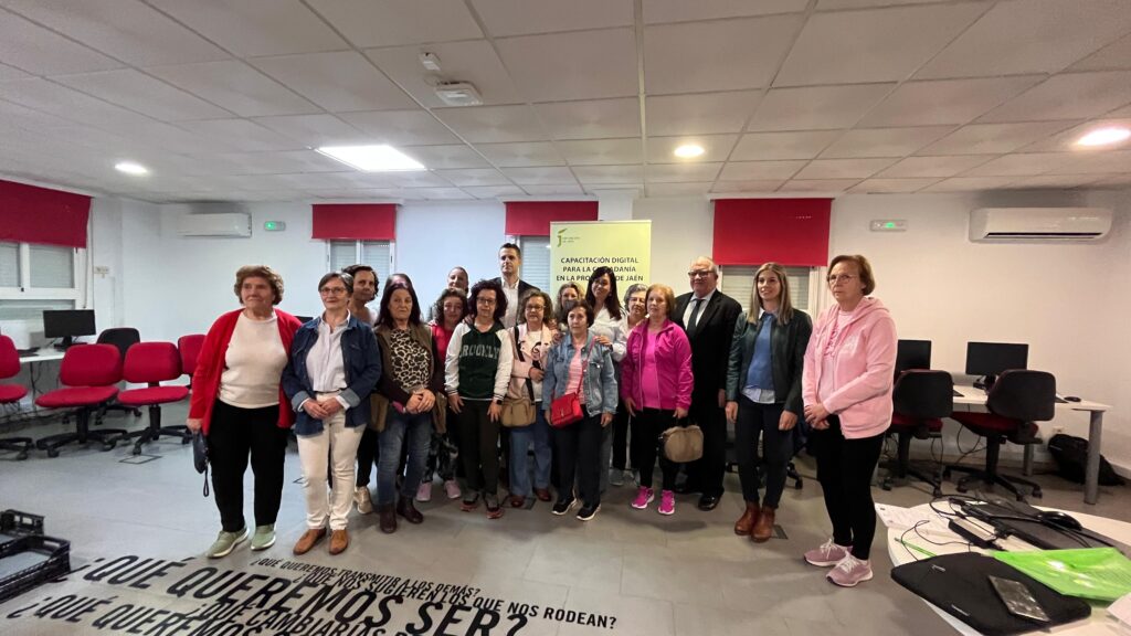 El diputado de Empleo y Empresa inaugura en Valdepeñas de Jaén un curso sobre uso de smartphone