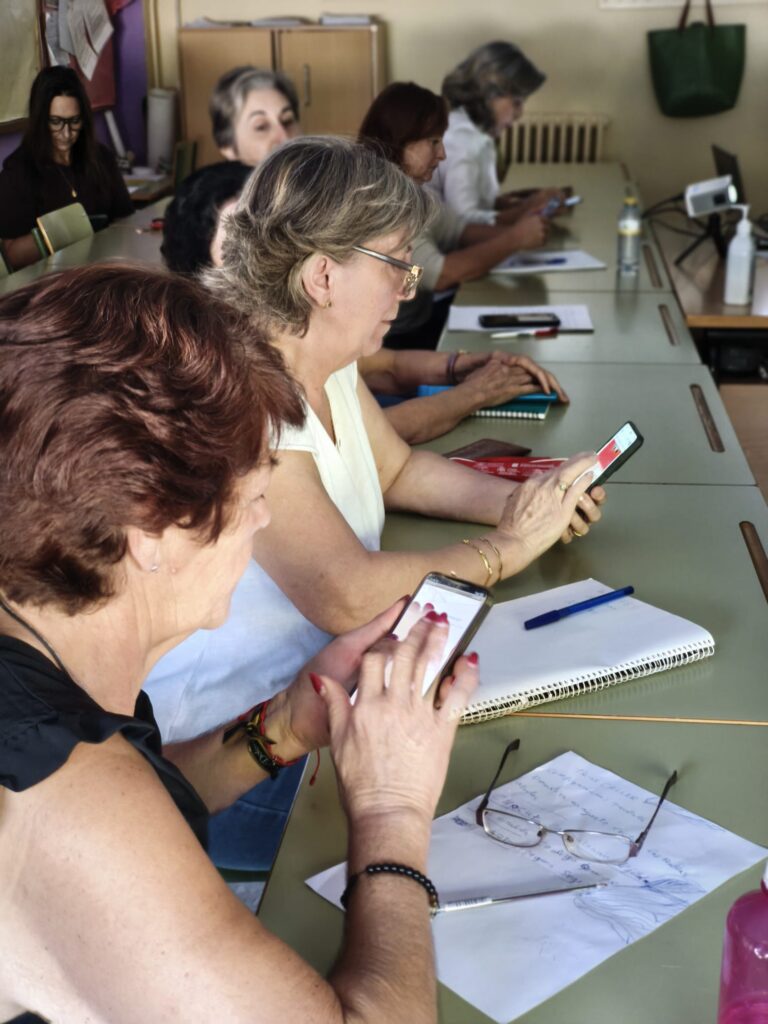 Formación en manejo de smartphone en el mes de octubre de 2025