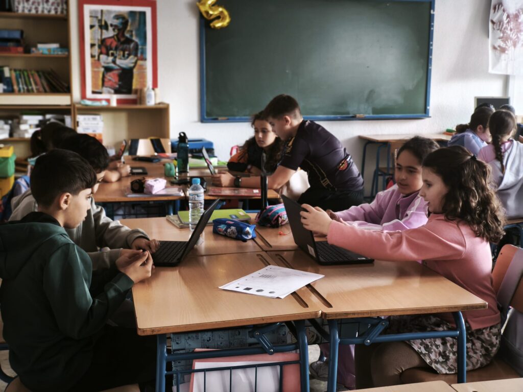 Cerca de 260 estudiantes de Primaria en Baños de la Encina aprenden sobre nuevas tecnologías gracias al programa de Capacitación Digital
