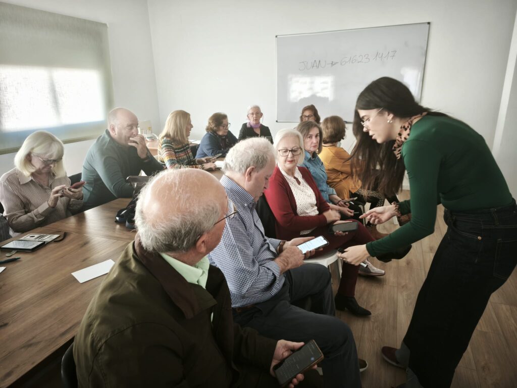 Perder el miedo y ganar autonomía, los grandes retos del aprendizaje digital en las personas mayores