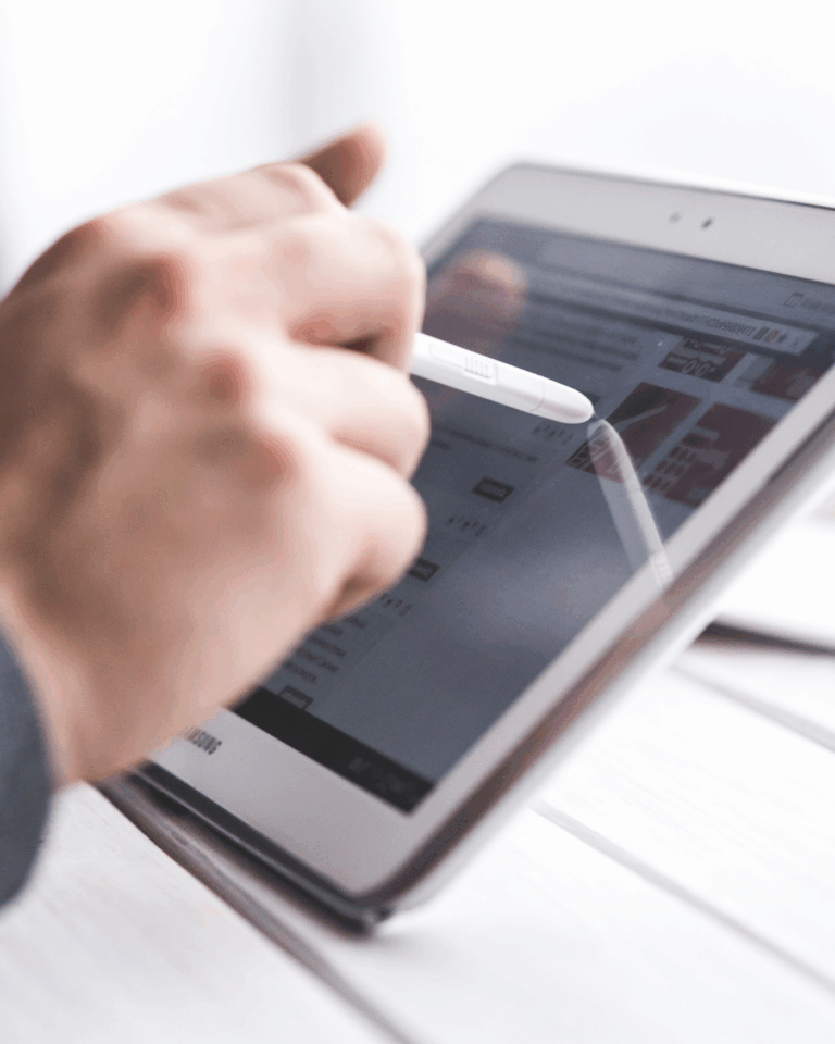 Imagen ilustrada curso Trámites online con la administración