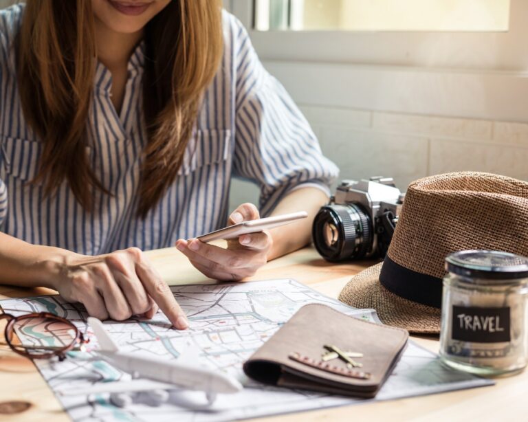 Imagen ilustrada organizando un viaje