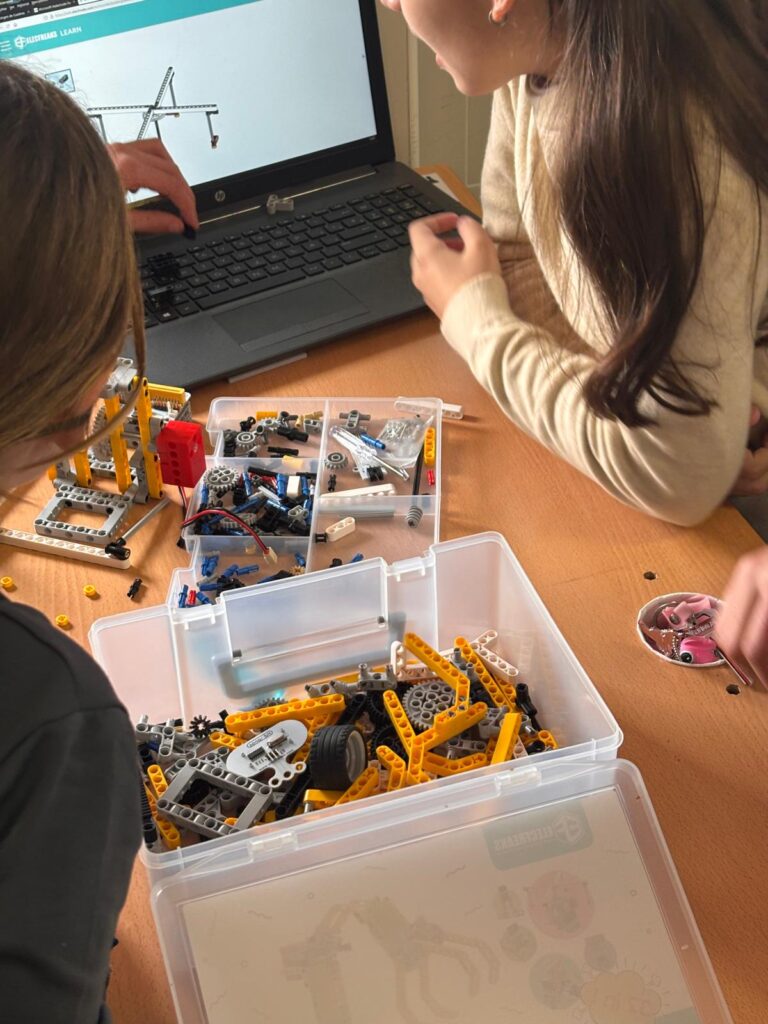 Talleres de robótica para potenciar las habilidades cognitivas y creativas en el público escolar