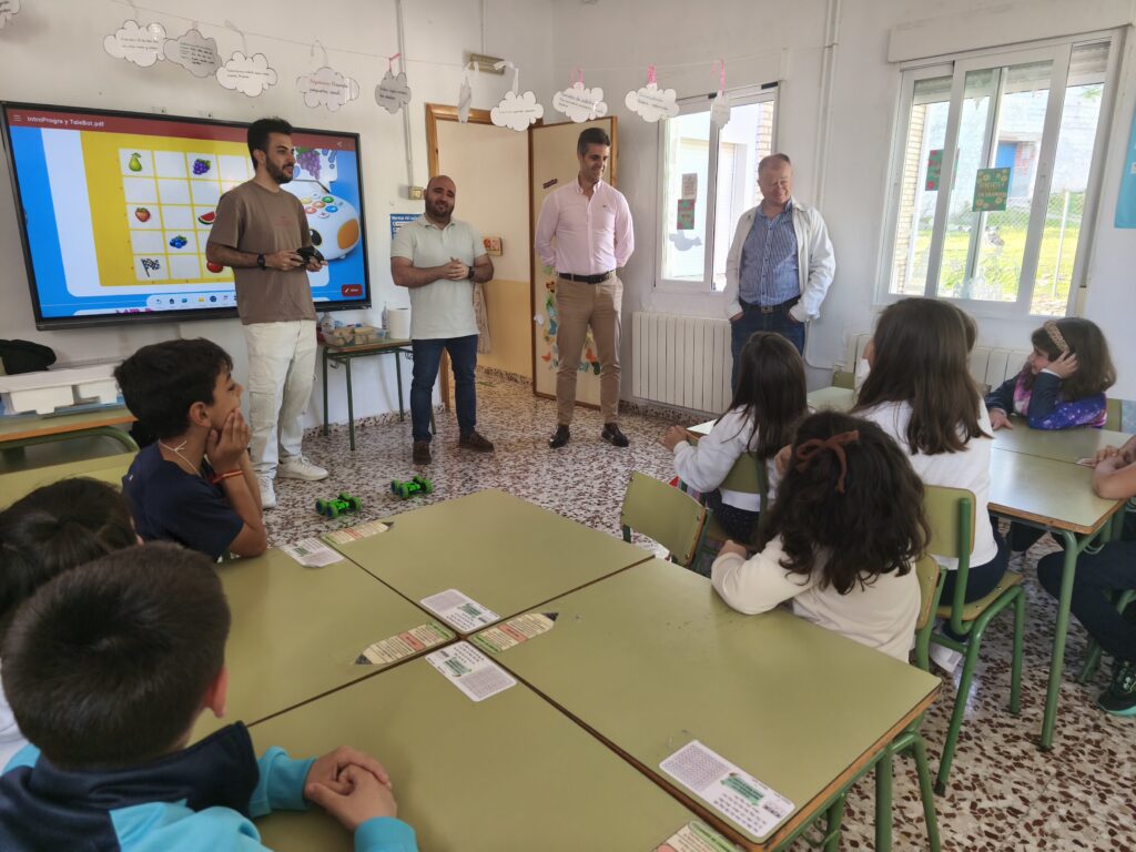 El diputado Luis Miguel Carmona visita los talleres de Capacitación Digital celebrados en Ibros y Jimena
