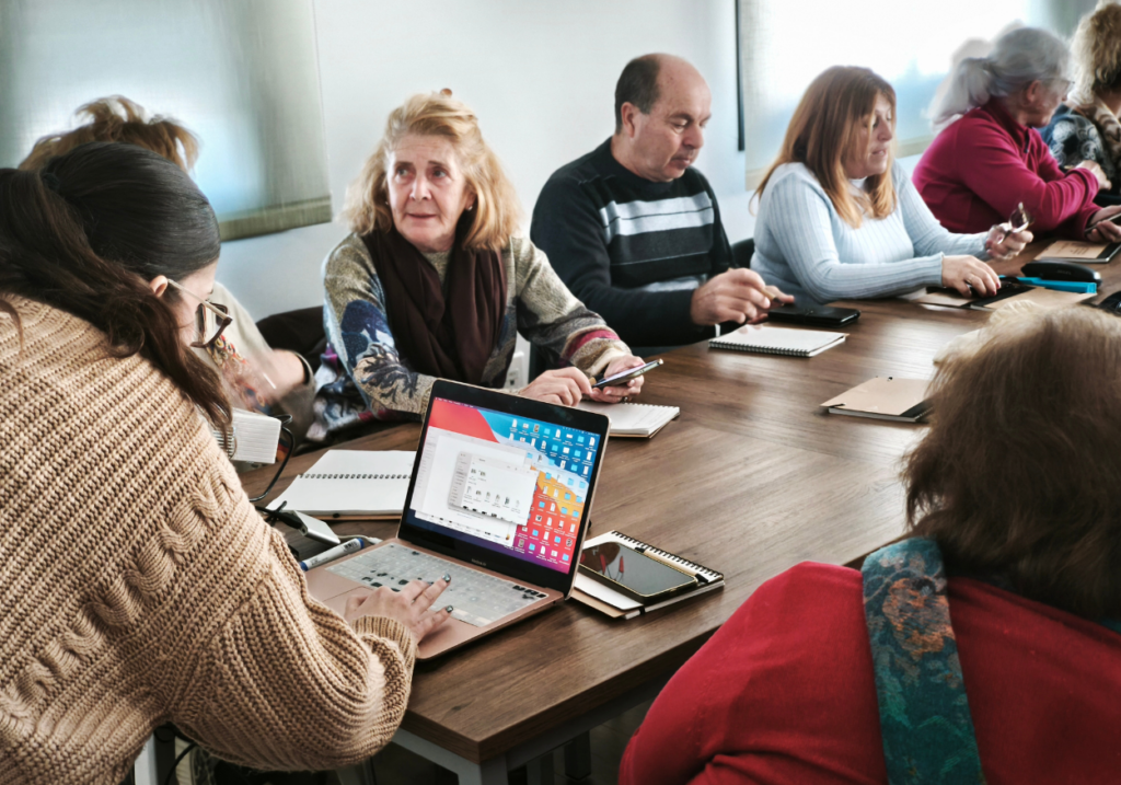 Aprendizaje digital en la tercera edad para evitar la exclusión social
